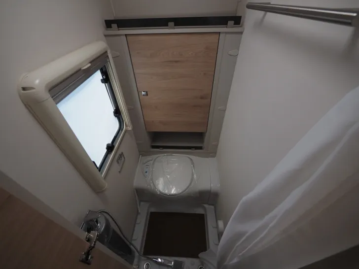 Fahrzeugbild Dethleffs Nomad 490 BLF, Rahmenfenster, Backofen, uvm #10