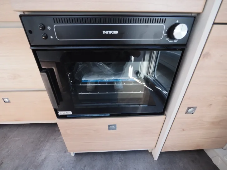 Fahrzeugbild Dethleffs Nomad 490 BLF, Rahmenfenster, Backofen, uvm #13