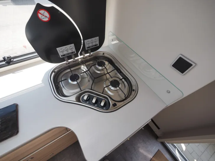 Fahrzeugbild Dethleffs Nomad 490 BLF, Rahmenfenster, Backofen, uvm #14