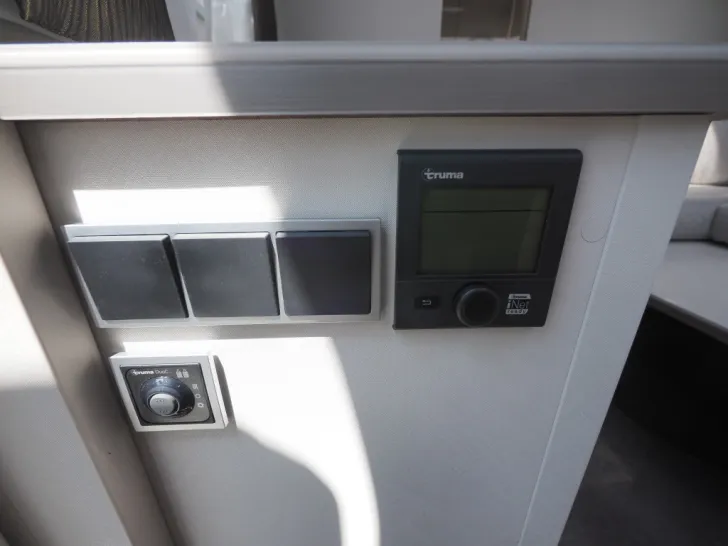 Fahrzeugbild Dethleffs Nomad 490 BLF, Rahmenfenster, Backofen, uvm #15