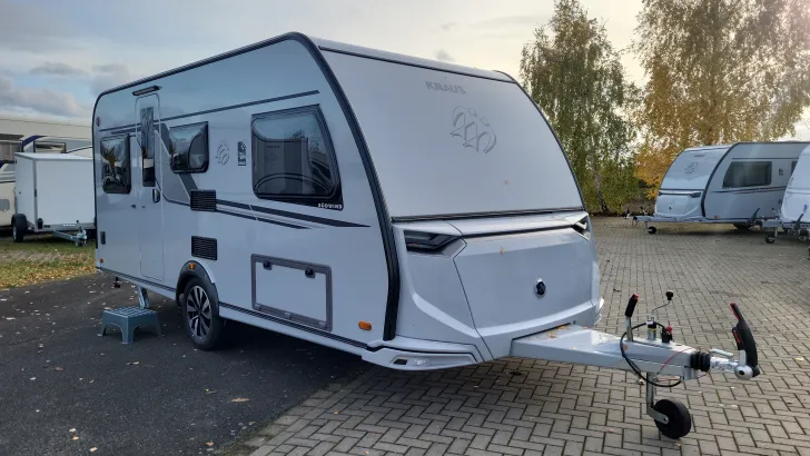 Schräg Vorne Knaus Südwind 460 EU Black Selection