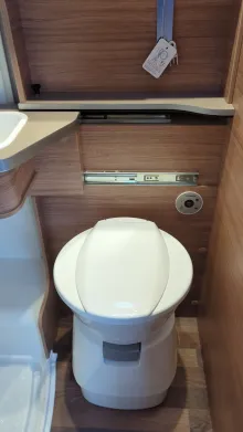 Toilette Weinsberg CaraCore 650 MEG 140 PS / Schalter, 592 - 1103