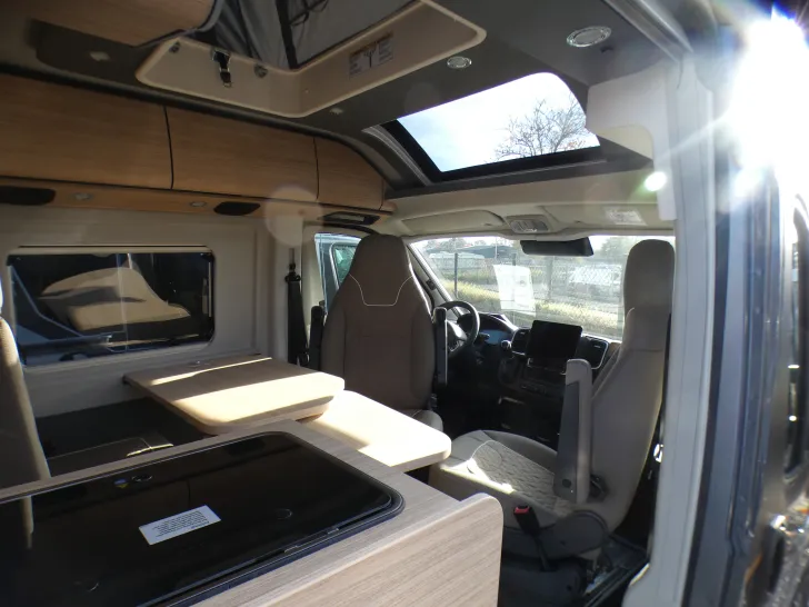 Fahrzeugbild Malibu Van First Class - Two Rooms 640 LE RB charming GT skyview Aufbauklima, Hubdach #8