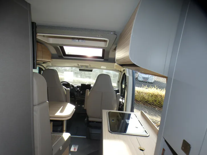Fahrzeugbild Malibu Van First Class - Two Rooms 640 LE RB charming GT skyview Aufbauklima, Hubdach #9