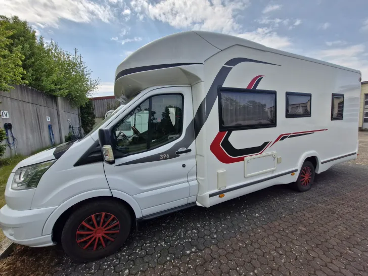 Fahrzeugbild Challenger Genesis 396 gut gepflegt #1