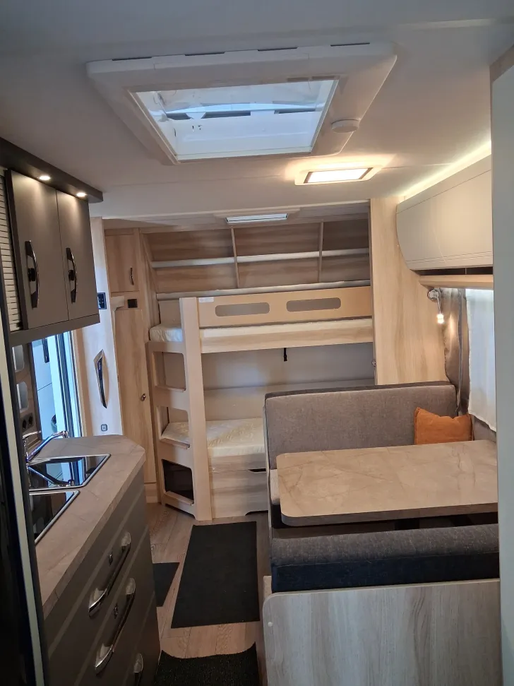 Fahrzeugbild Hobby De Luxe 540 KMFe - Stockbetten #8