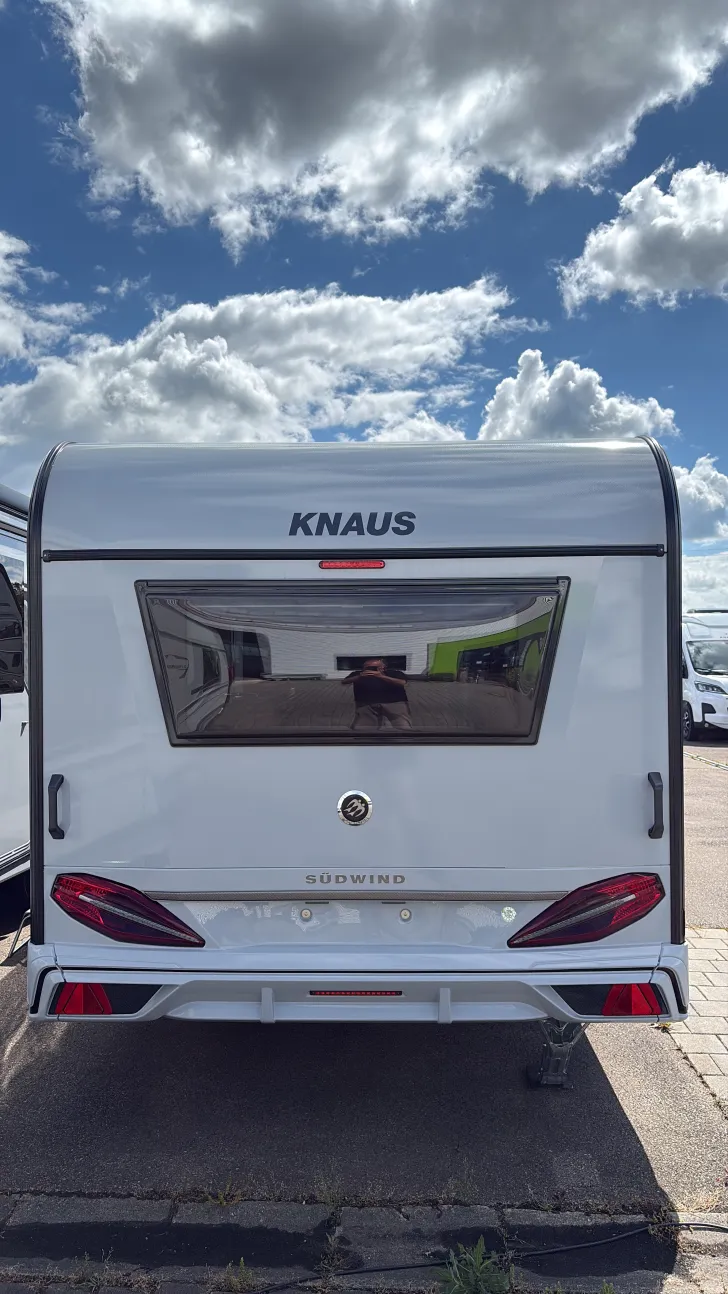 Frontal Hinten Knaus Südwind 450 FU Black Selection Sofort verfügbar
