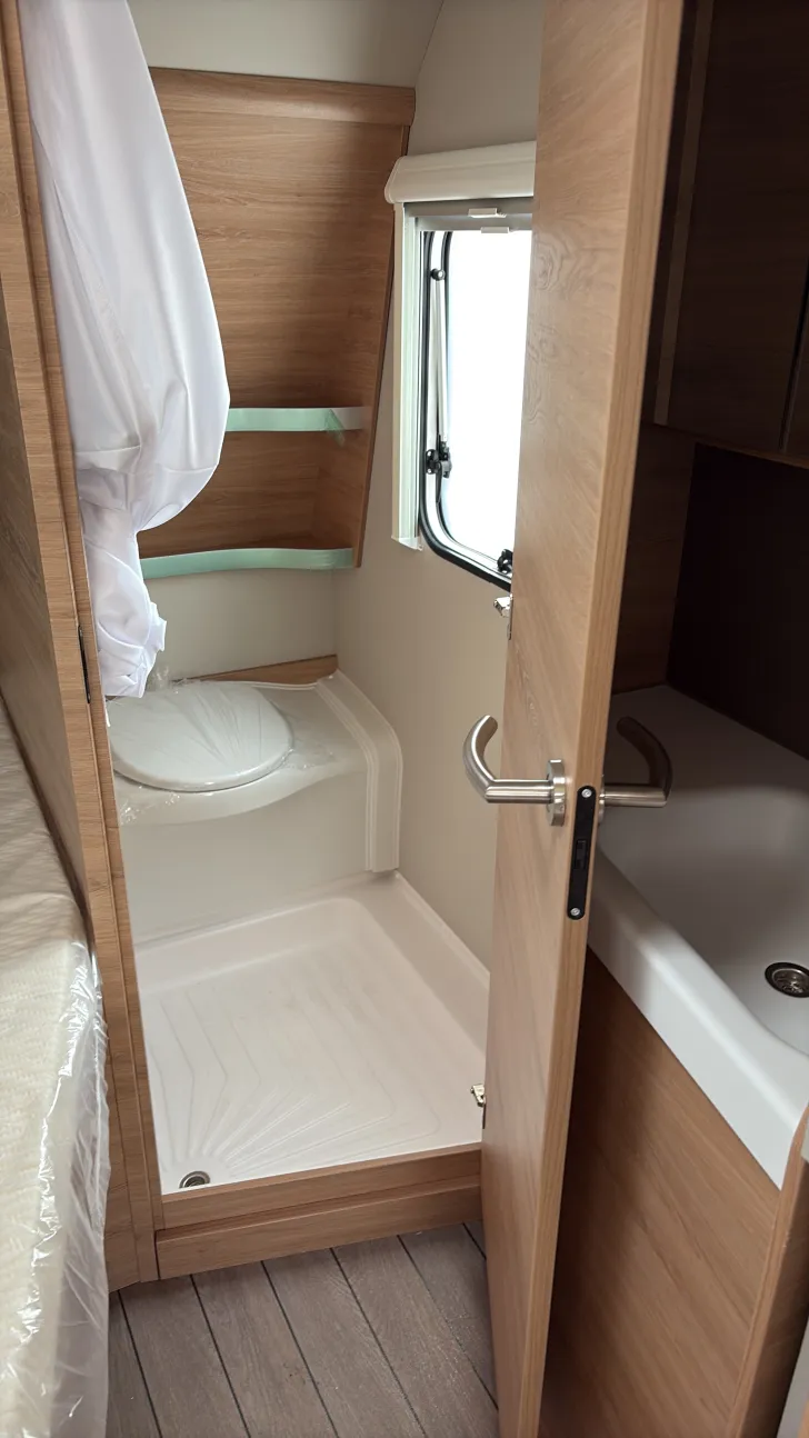 Toilette Knaus Südwind 450 FU Black Selection Sofort verfügbar