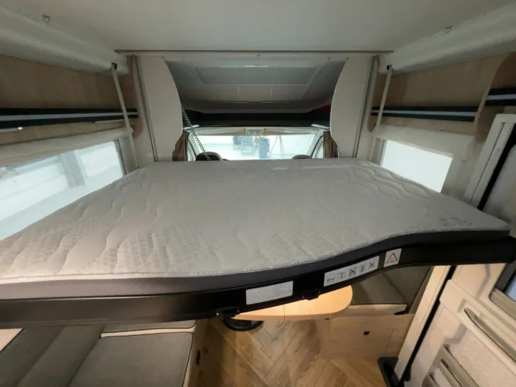 Fahrzeugbild Challenger 250 EtapeEdition/Hubbett/FacetoFace/Garage/Solar #11