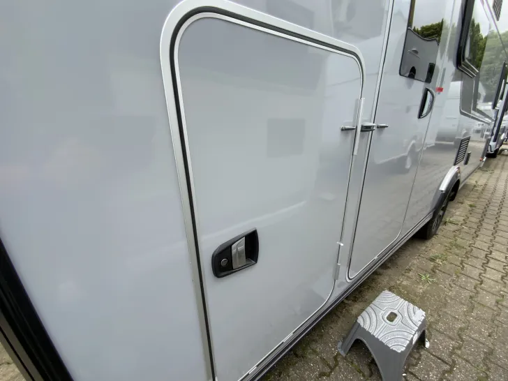 Fahrzeugbild Knaus Südwind 540 FDK Black Selection Garagenklappe rechts + links #14