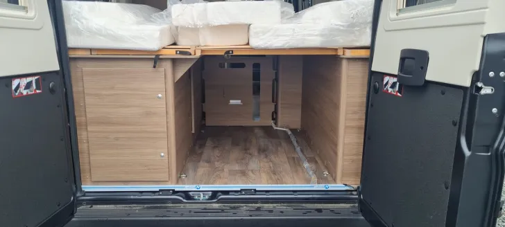 Fahrzeugbild Carado pro CV 602 Längsbetten/Automatik/ Rahmenfenster #13