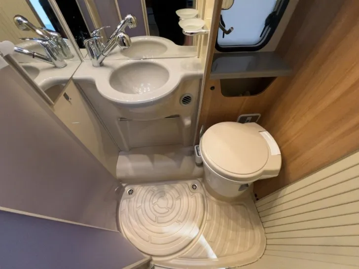 Fahrzeugbild Chausson Flash 01/Festbett/Garage/Klima/Markise #15