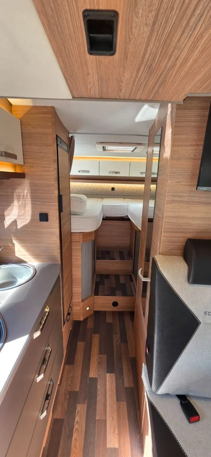 Fahrzeugbild Weinsberg CaraCompact MB Suite MEG Pepper-1.H-Distr-Luftfe #32