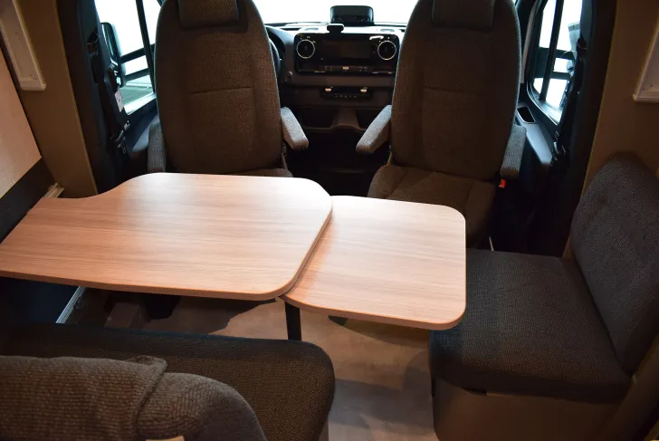 Fahrzeugbild Hymer GT-S 600 Mercedes, Hubbett, 4 Betten #4