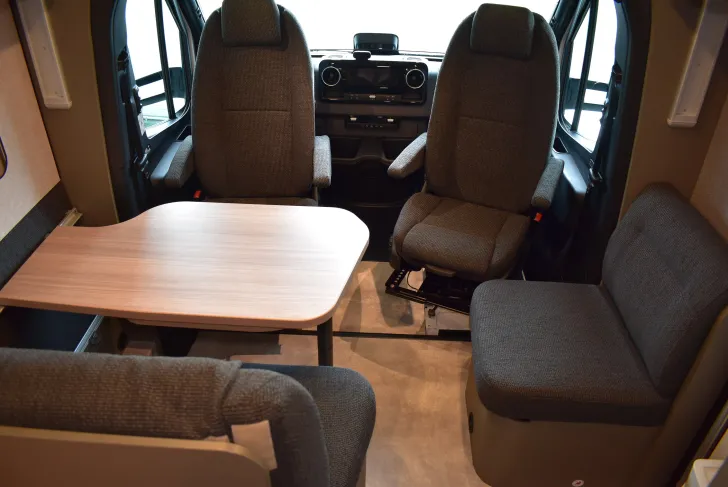 Fahrzeugbild Hymer GT-S 600 Mercedes, Hubbett, 4 Betten #7