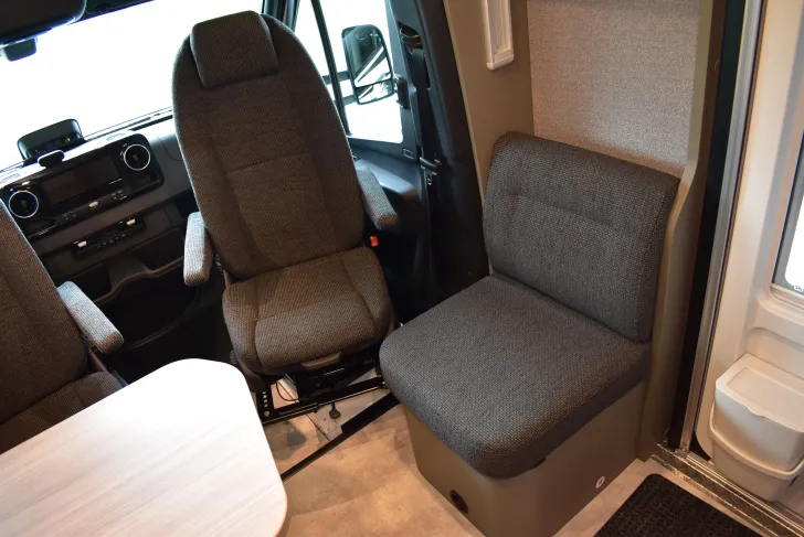 Fahrzeugbild Hymer GT-S 600 Mercedes, Hubbett, 4 Betten #9