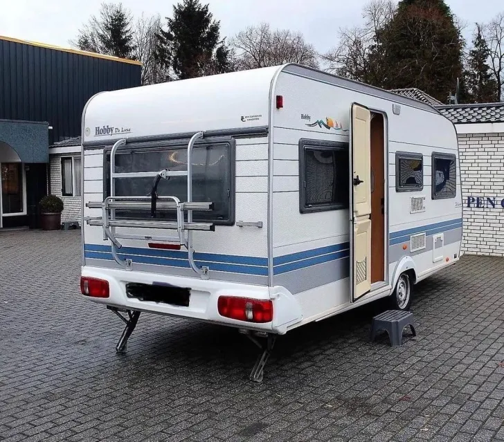 Fahrzeugbild Hobby De Luxe 450 mit Vorzelt #1