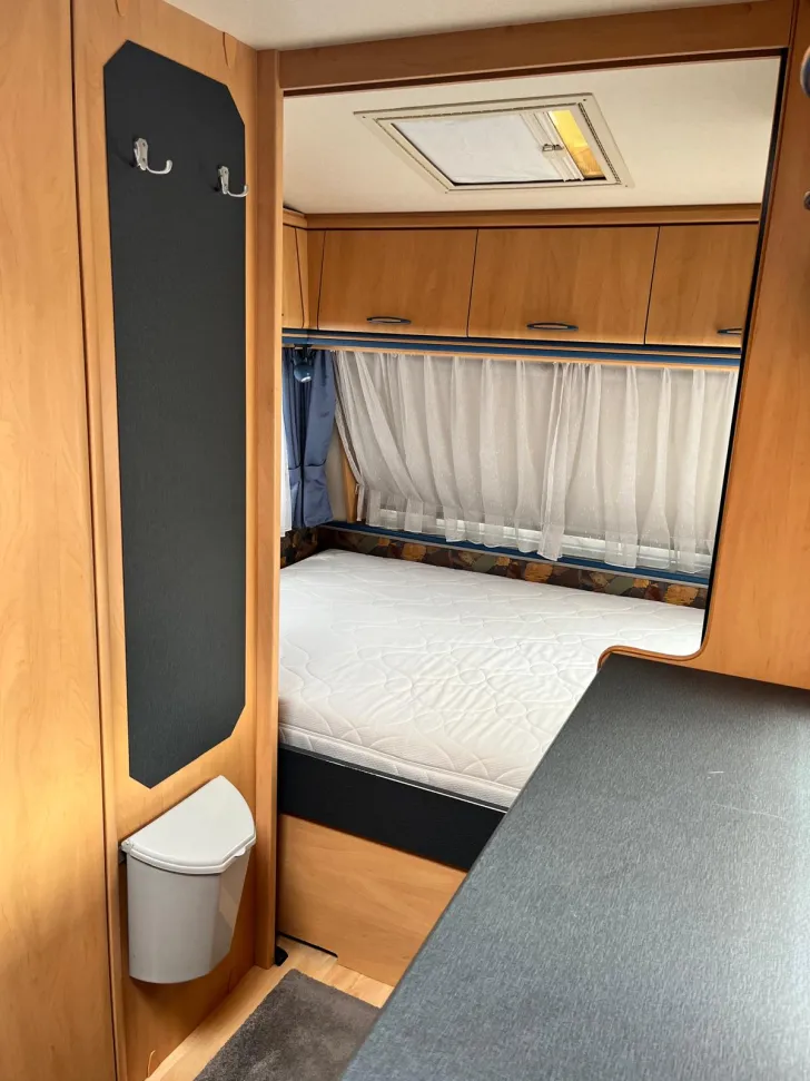 Fahrzeugbild Hobby De Luxe 450 mit Vorzelt #4