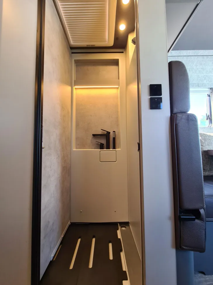Fahrzeugbild Niesmann + Bischoff iSmove 6.9 E *Hubstützen-Anlage*Festtank-WC* #26