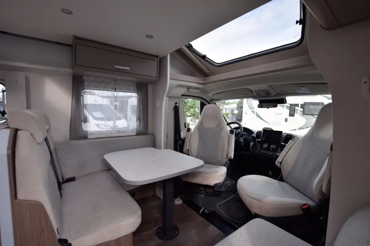 Fahrzeugbild Carado T447 pro+ *Hubbett* #11