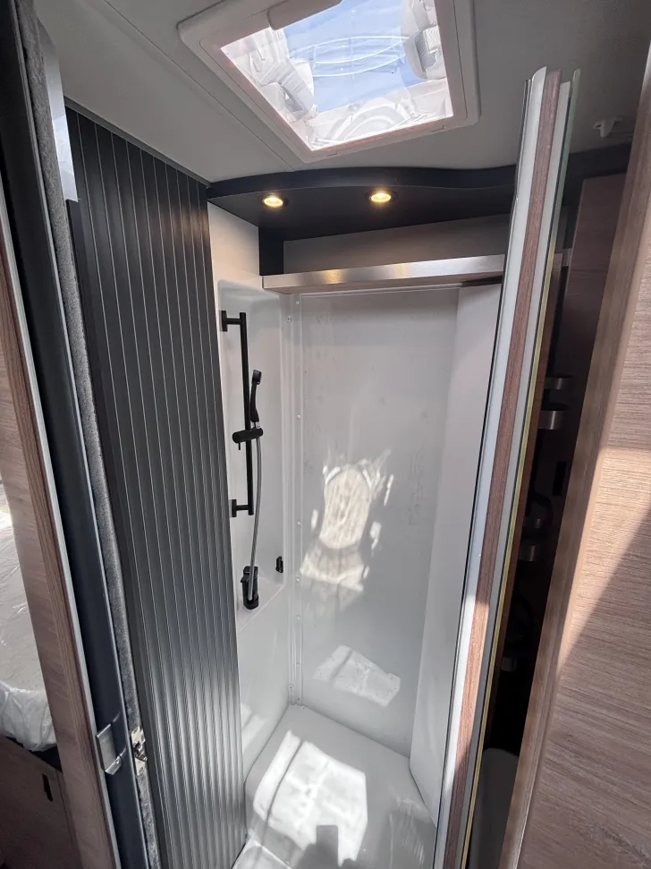 Fahrzeugbild Knaus L!VE WAVE 650 MEG Platinum Selection Rahmenfenster, el. Stufe #12