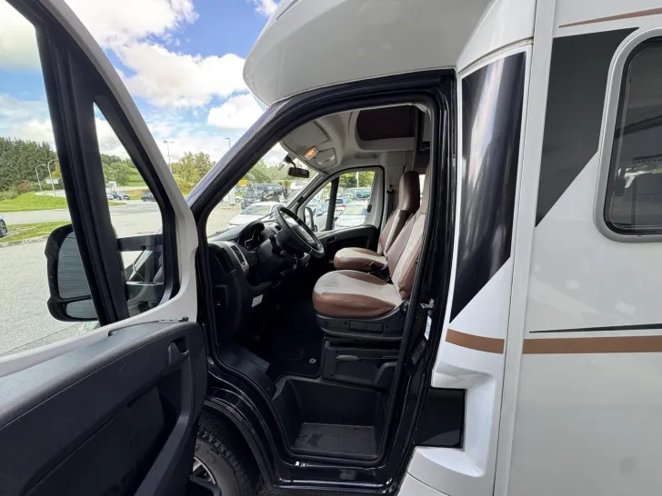 Fahrzeugbild Bürstner Limited T 660 Winterpaket | Markise | Hubbett #6