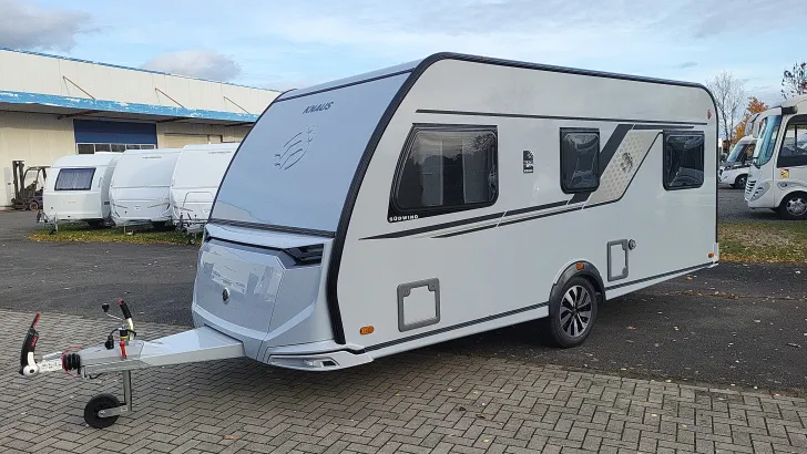 Schräg Hinten Knaus Südwind 460 EU Black Selection inkl. Markise in schwarz