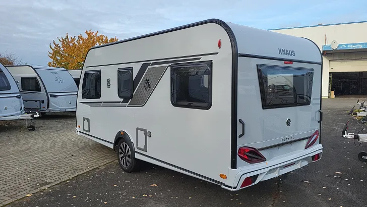Frontal Hinten Knaus Südwind 460 EU Black Selection inkl. Markise in schwarz