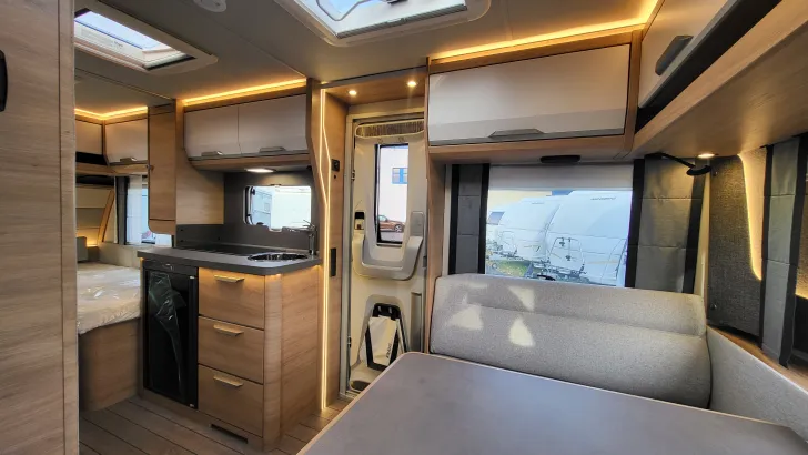 Fahrerhaus Knaus Südwind 460 EU Black Selection inkl. Markise in schwarz
