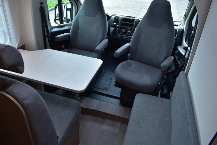 Fahrzeugbild Carado VAN V347 pro + Hubbett, 4 Betten, Automatik #4