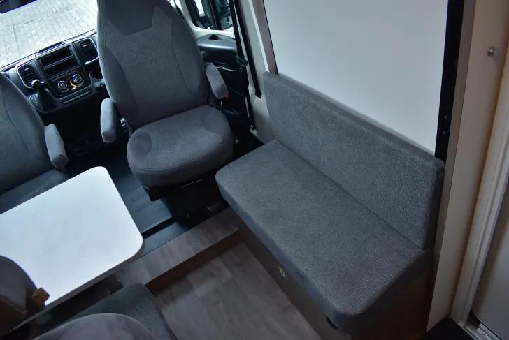 Fahrzeugbild Carado VAN V347 pro + Hubbett, 4 Betten, Automatik #5