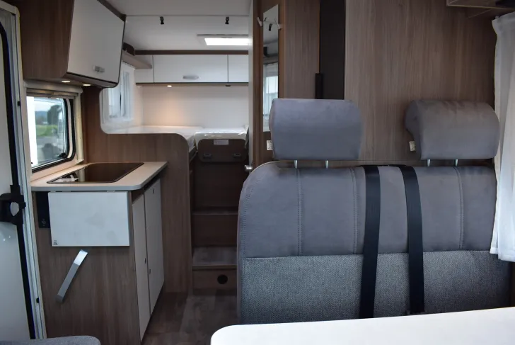Fahrzeugbild Carado VAN V347 pro + Hubbett, 4 Betten, Automatik #8