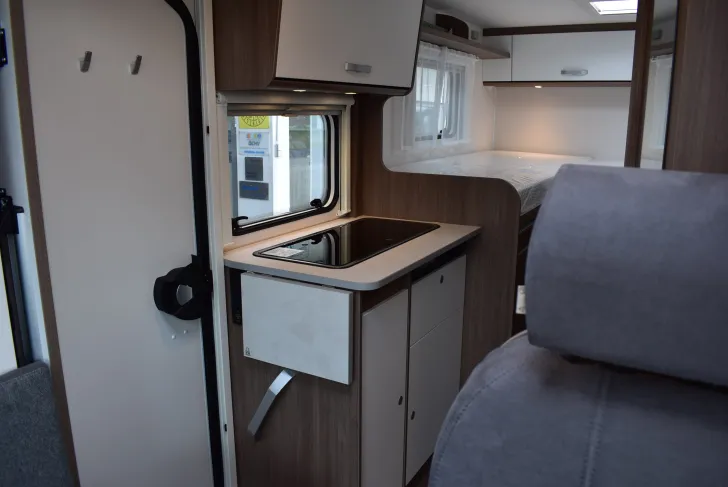 Fahrzeugbild Carado VAN V347 pro + Hubbett, 4 Betten, Automatik #10