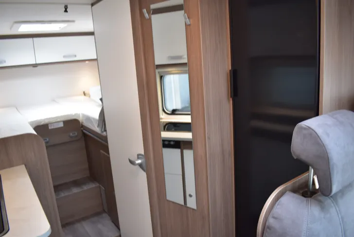 Fahrzeugbild Carado VAN V347 pro + Hubbett, 4 Betten, Automatik #11