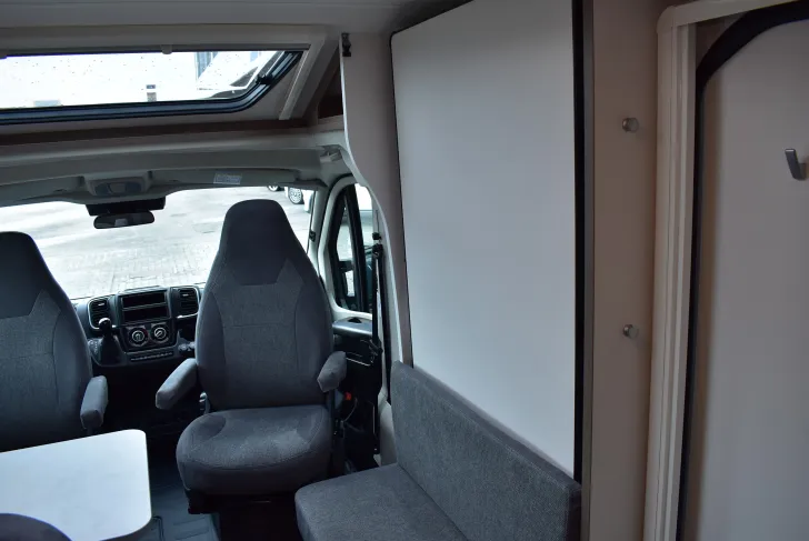 Fahrzeugbild Carado VAN V347 pro + Hubbett, 4 Betten, Automatik #31