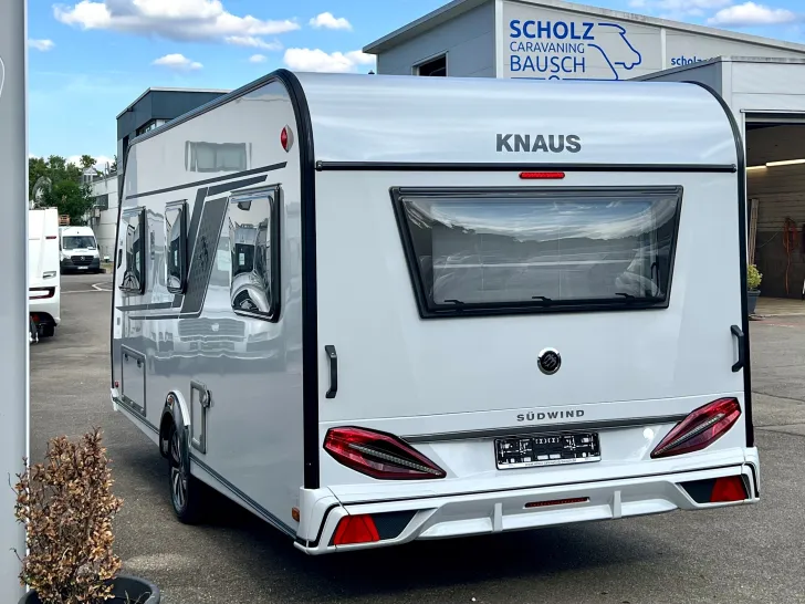 Fahrzeugbild Knaus Südwind 460 EU Black Selection mit Dusche #2