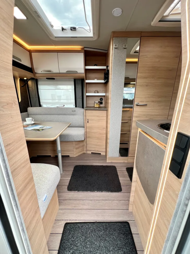 Fahrzeugbild Knaus Südwind 460 EU Black Selection mit Dusche #5