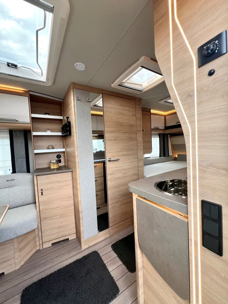 Fahrzeugbild Knaus Südwind 460 EU Black Selection mit Dusche #7