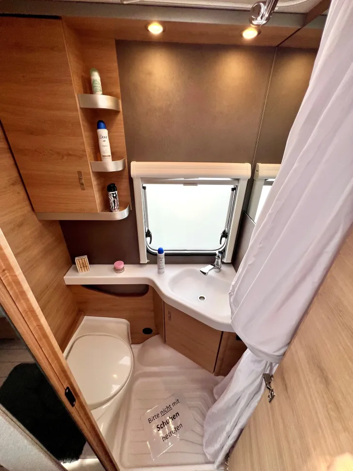 Fahrzeugbild Knaus Südwind 460 EU Black Selection mit Dusche #20