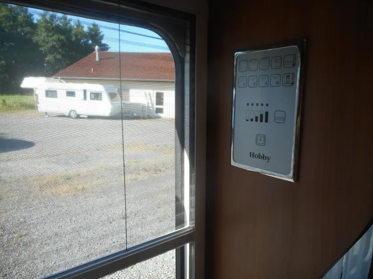Fahrzeugbild Hobby De Luxe 540 UL vollaut Mover Dachmarkise #9
