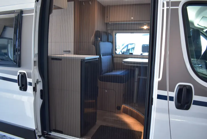 Fahrzeugbild Carado CV 640 Längsbetten, Markise, Alu #4