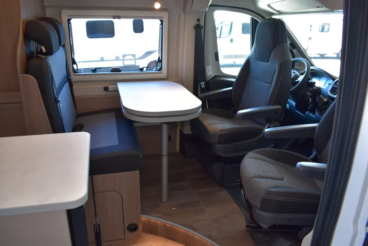 Fahrzeugbild Carado CV 640 Längsbetten, Markise, Alu #5