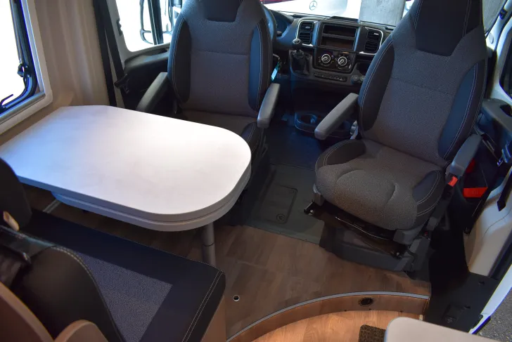 Fahrzeugbild Carado CV 640 Längsbetten, Markise, Alu #10