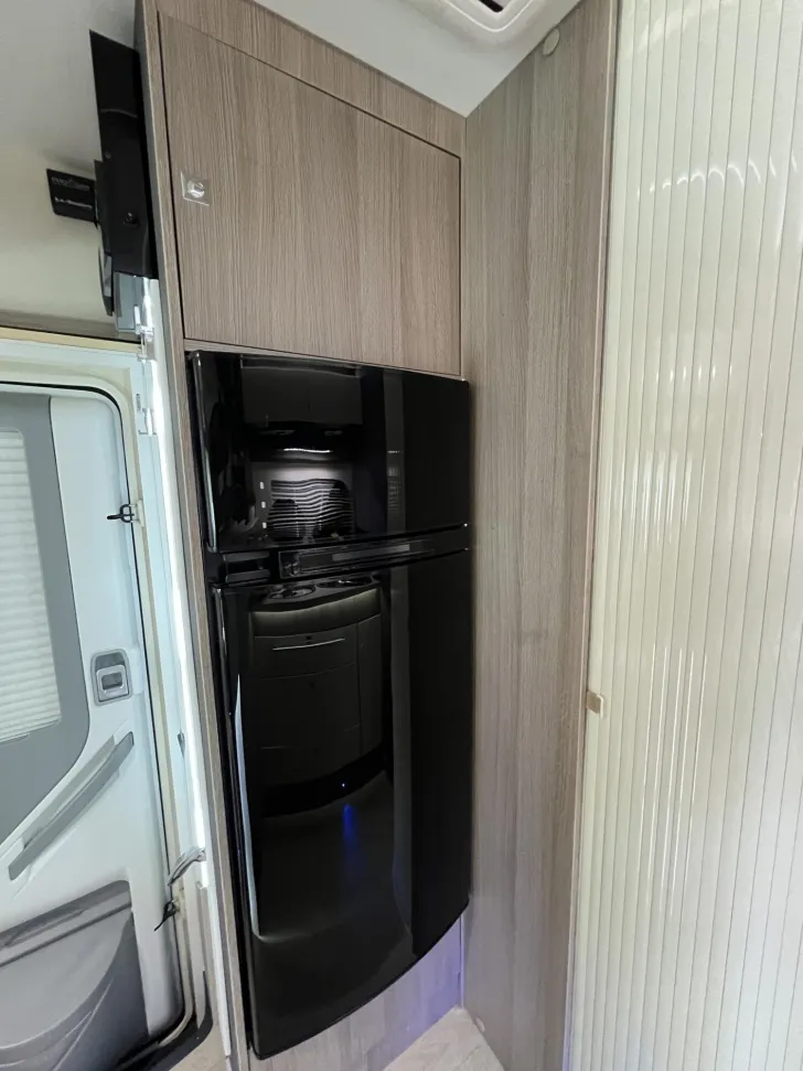 Fahrzeugbild Challenger Teilintegriert Graphite Edition 290 (538) #18