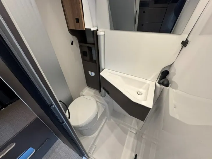 Fahrzeugbild Bürstner B66 600 C Mit Aufstelldach #11