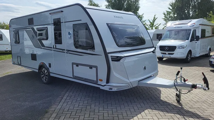 Schräg Vorne Knaus Südwind 580 QS Black Selection 3 Etagenbett mit Garagentür