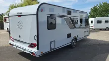 Schräg Hinten Knaus Südwind 580 QS Black Selection 3 Etagenbett mit Garagentür