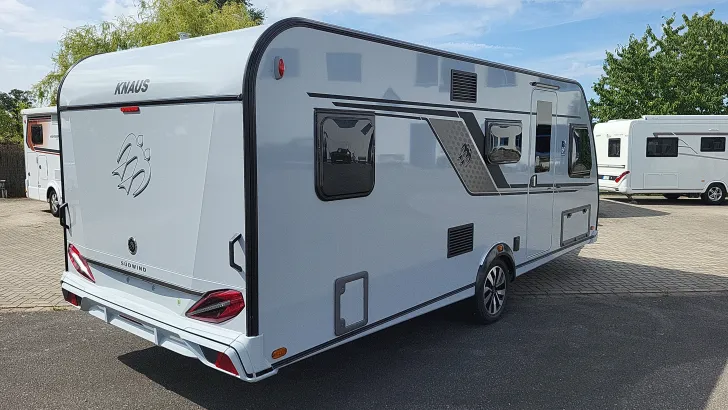 Schräg Hinten Knaus Südwind 580 QS Black Selection 3 Etagenbett mit Garagentür