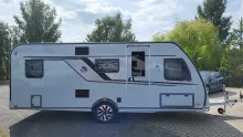 Seitlich Knaus Südwind 580 QS Black Selection 3 Etagenbett mit Garagentür