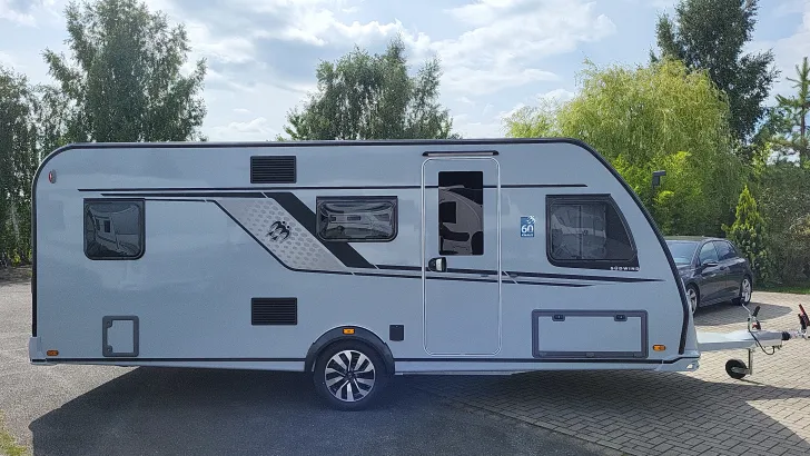 Seitlich Knaus Südwind 580 QS Black Selection 3 Etagenbett mit Garagentür